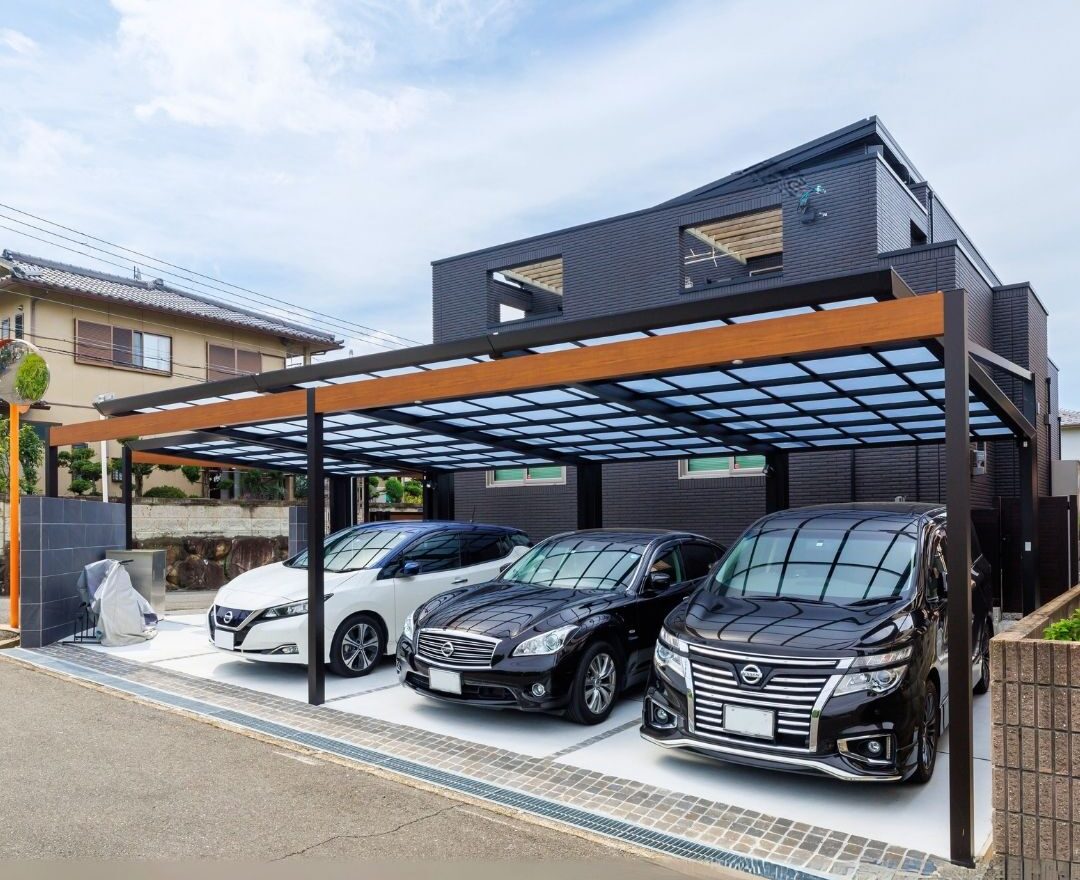 柱が邪魔にならない後方支持タイプの4台用カーポート。松原市や藤井寺市で多台数駐車を検討中の方に最適なガレージライフ