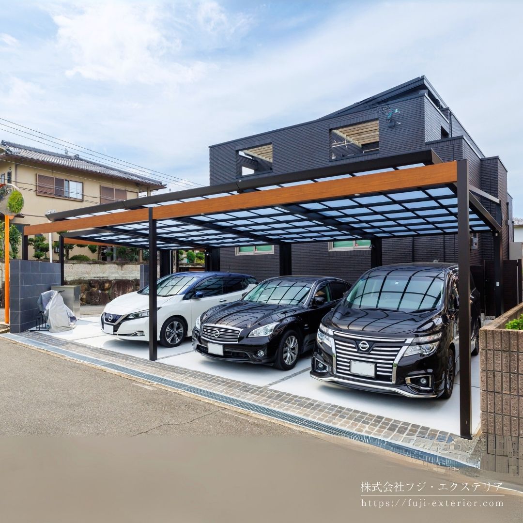4台用カーポートは、ykk エフルージュファーストex。屋根を支える柱は後方支持タイプで、奥側にしか柱が無い為、車の出入れやドアの開閉の邪魔にならないことが特徴です。