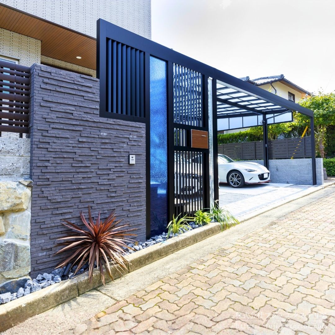 新築外構の施工実例・大阪。プラスGで造ったエントランスアーチに大型エクステリアガラスを組み込んでいます。