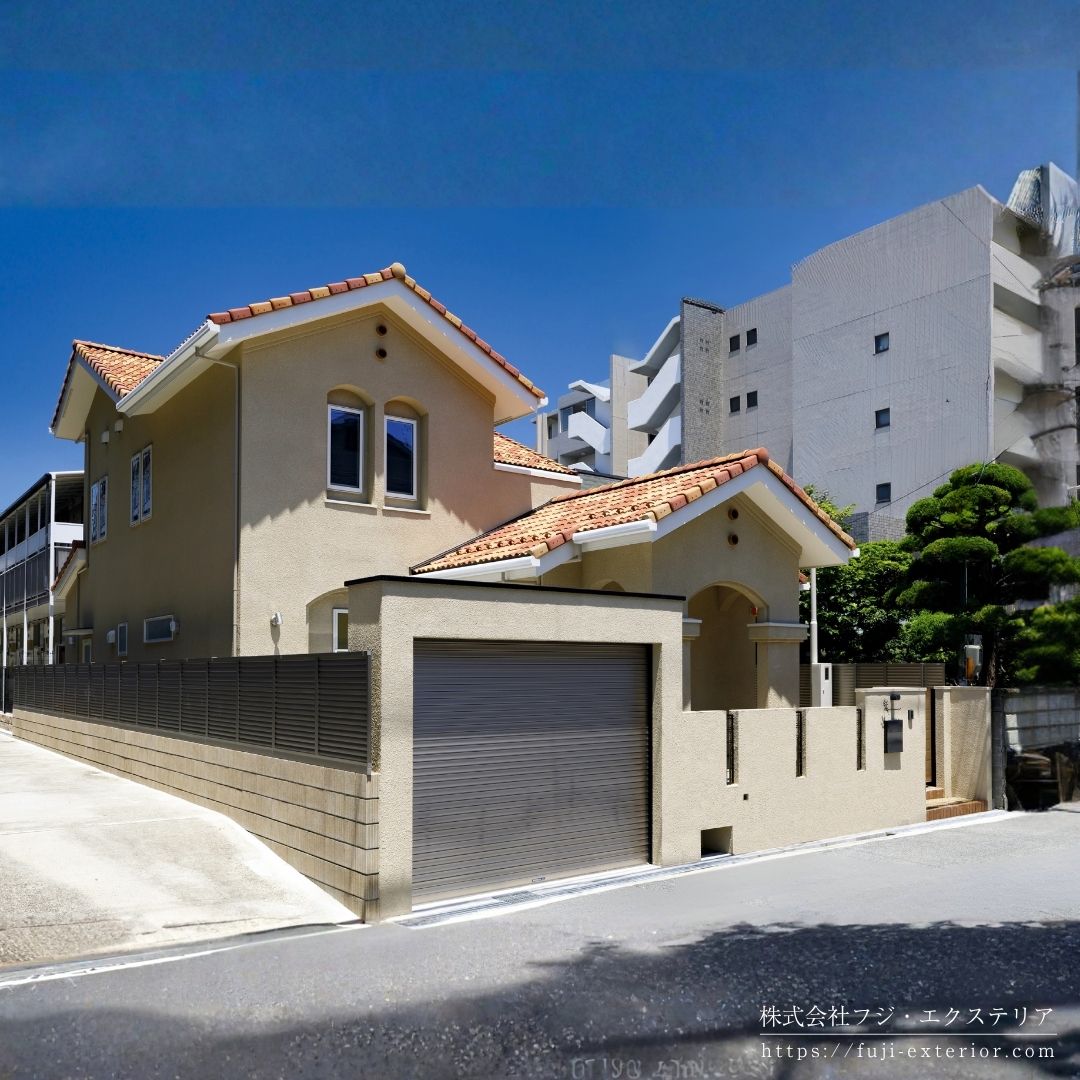 三角屋根に3色使いの瓦がキュートなスパニッシュな建物邸宅のクローズ外構です。