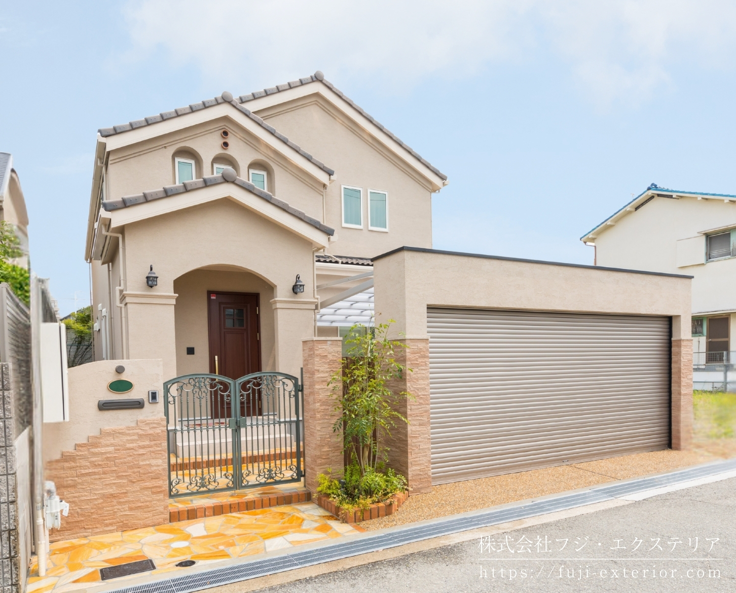 吹付とタイル貼りを組み合わせた意匠性の高いシャッターゲート。川西市で愛車を守り、プライバシーを完全に確保するクローズ外構