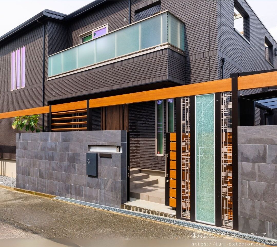 ガレージと連動するYKK APリレーリアのフレームアーチ。豊中市や堺市の邸宅にふさわしい、立体的でインパクトのある門構え