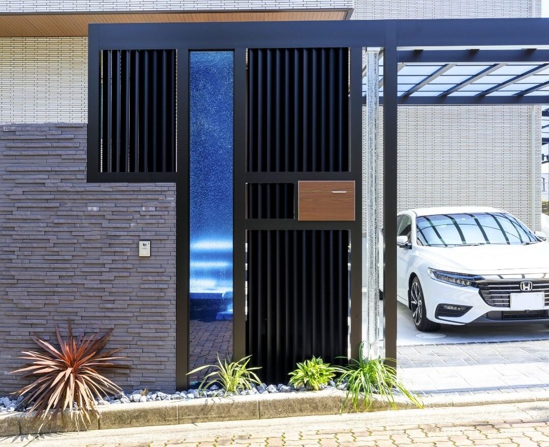 新築外構の施工実例・大阪。プラスGで造ったエントランスアーチに大型エクステリアガラスを組み込んでいます。