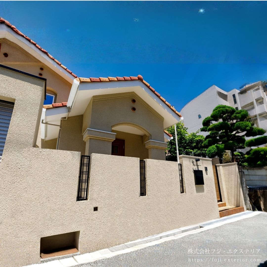 境界壁にはアクセントフェンスとして、LIXIL アーキキャストスリムフィックスフェンス。背が高く 重くなりがちな壁を軽やかに演出しています。