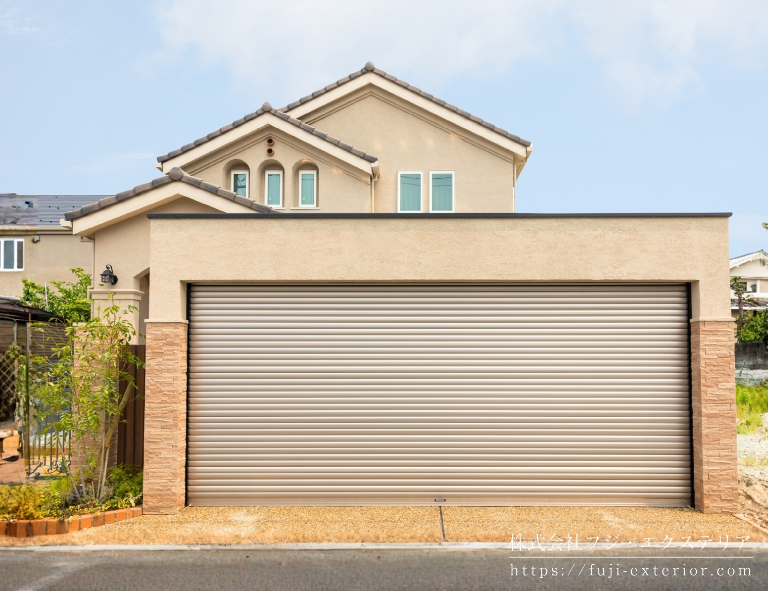 門柱とシャッターゲートのカラーを統一した帯デザイン。芦屋市の住宅に合う、ディテールまでこだわり抜いたトータルコーディネート