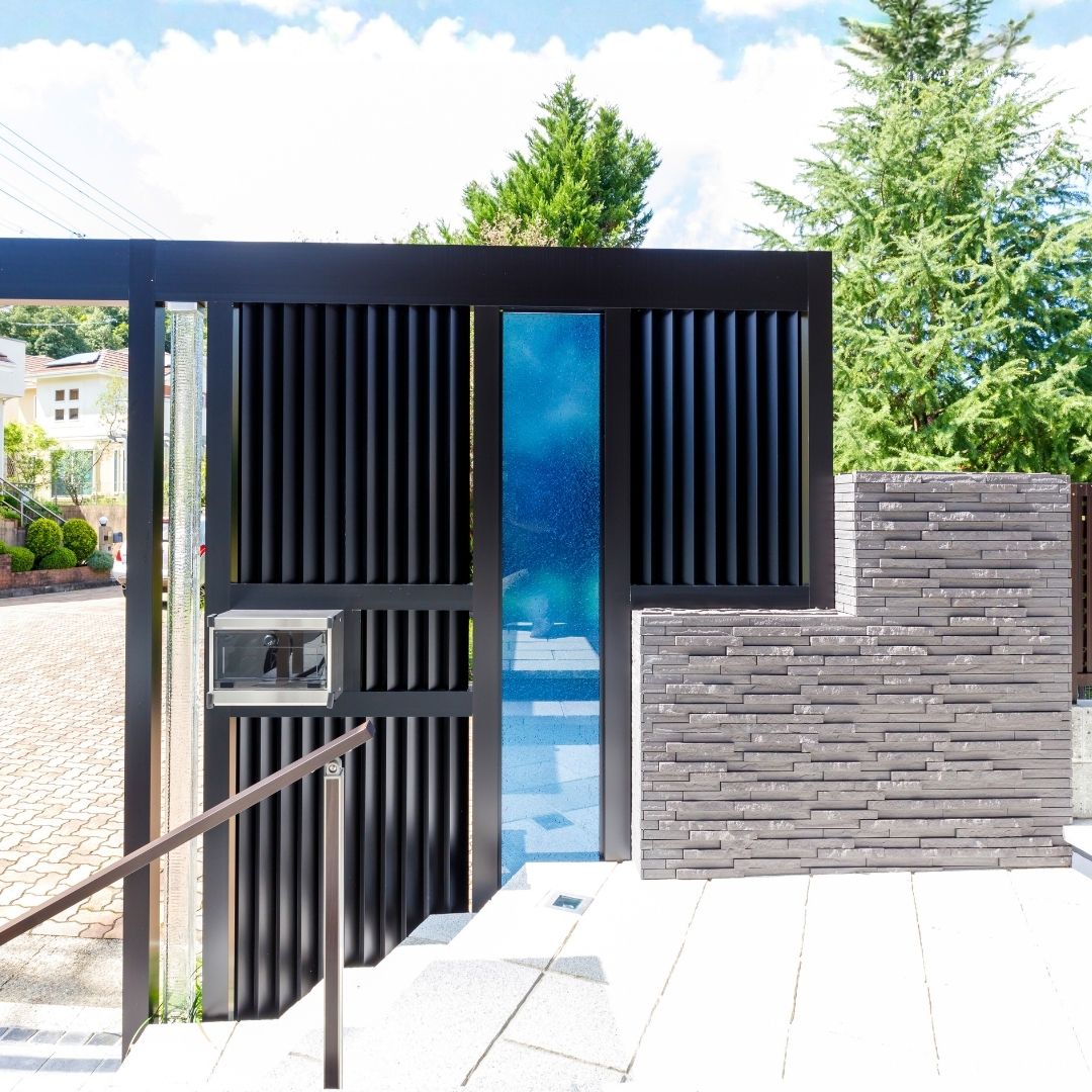 新築外構の施工実例・大阪。プラスGで造ったエントランスアーチに大型エクステリアガラスを組み込んでいます。