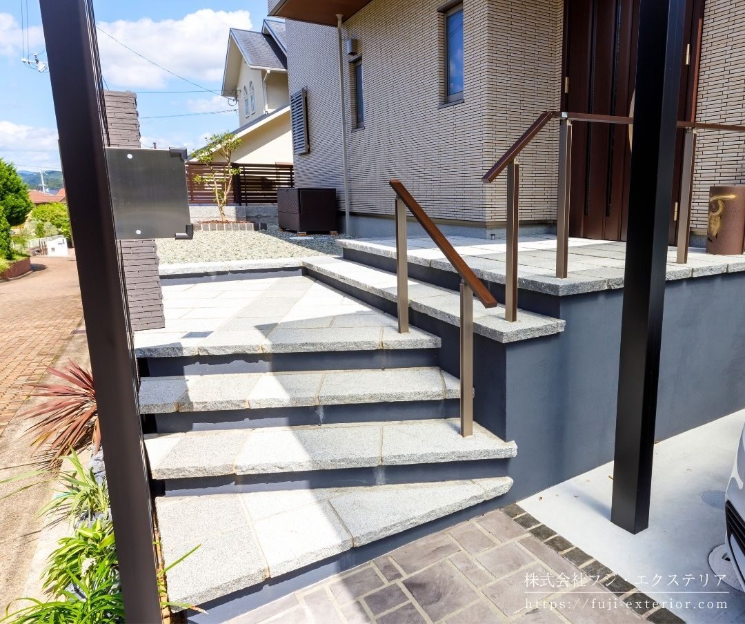 大阪府の新築外構 施工実例。シンプルで味わいのある自然石のアプローチ階段。