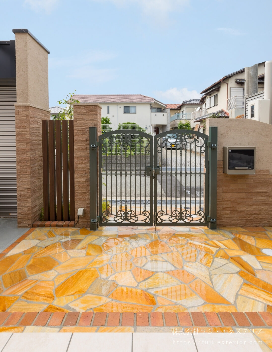 トパーズイエローの乱形石（ユニソン クレモナストーン）が明るいアプローチ。芦屋市の邸宅にふさわしい、毎日の外出が楽しくなる華やかな足元