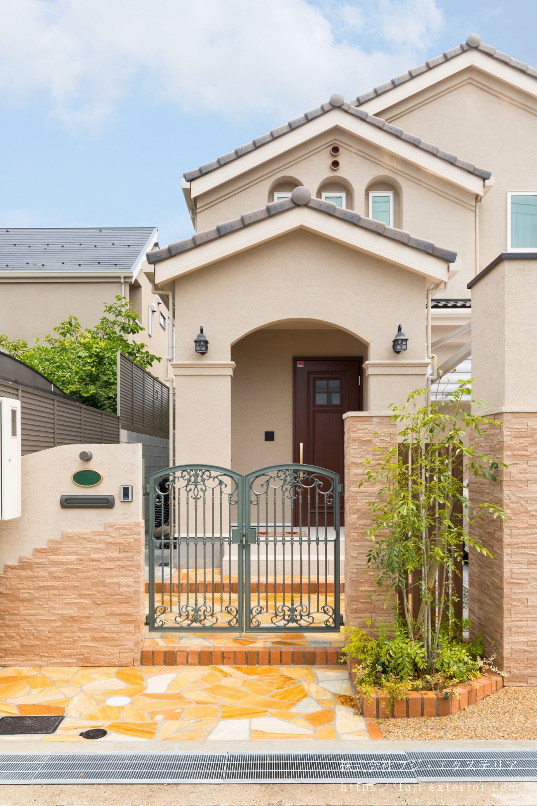 トパーズイエローの乱形石（ユニソン クレモナストーン）が明るいアプローチ。芦屋市の邸宅にふさわしい、毎日の外出が楽しくなる華やかな足元