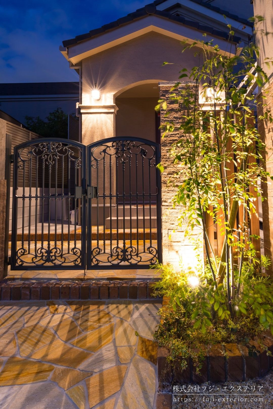 シンボルツリーを照らすアップライトと乱形石のアプローチ。西宮市の帰宅時を優しく迎える情緒あるエントランス照明