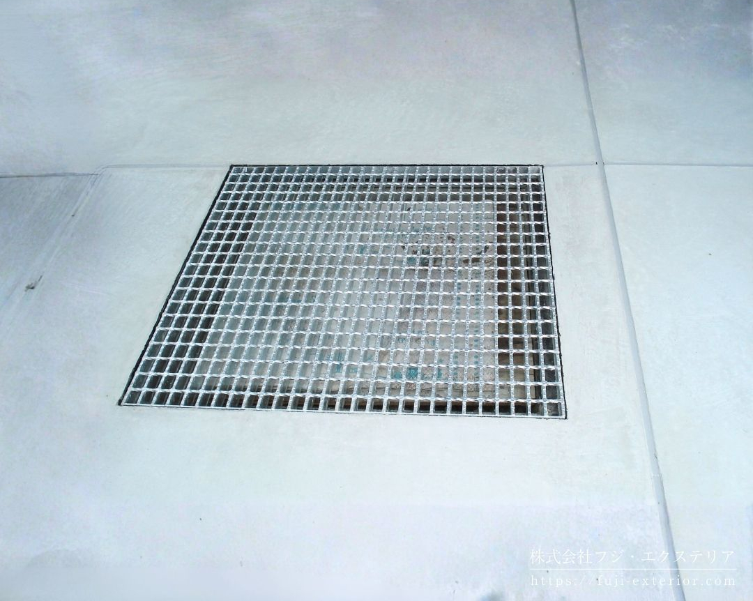 今も使用中の井戸は、土間コンクリートの高さに合わせてカットしてグレーチングを入れ、車が乗っても大丈夫な様に納めました。