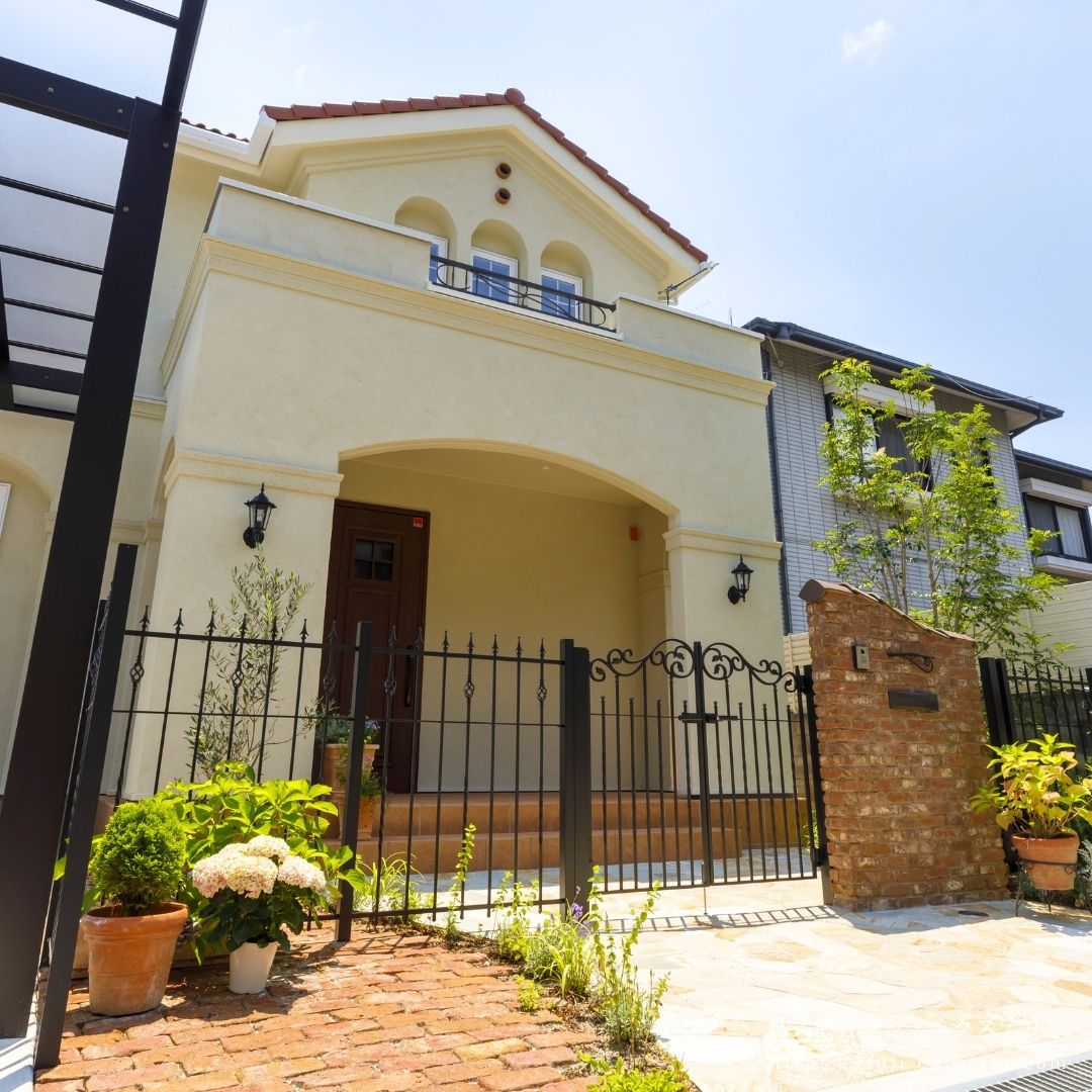 門廻りには、ご主人の趣味である寄せ植えの鉢も幾つかかわいらしく置かれています。