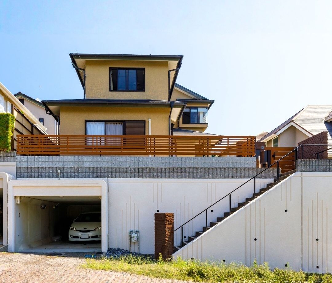 外構全体のリノベーションの実例です。
門廻り、擁壁、フェンス、庭、ガレージ、階段、手すり、照明などに手を入れ、移り変わるトレンドや最新設備を随所に取り入れ、新しく生まれ変わりました。