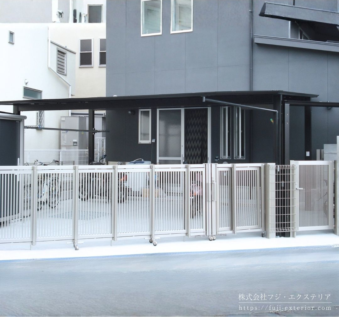 道路との境界には門扉と伸縮門扉(四国化成 クレディ、クレディオレド)