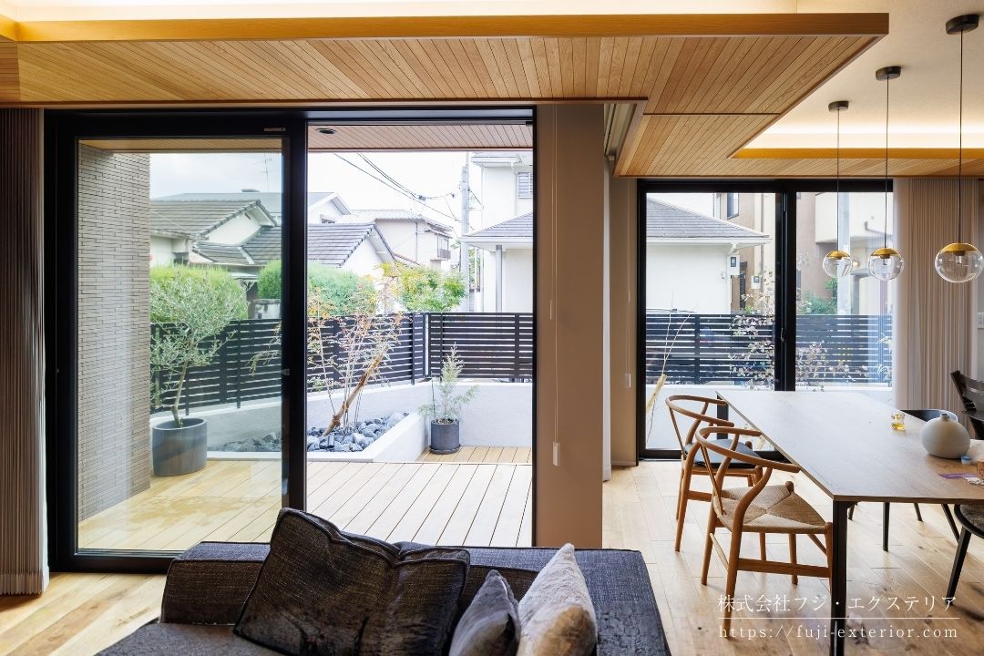 リビングの床と高さを合わせたデッキテラス。リビングが広くなったように感じ、内と外の中間の空間を楽しめます。