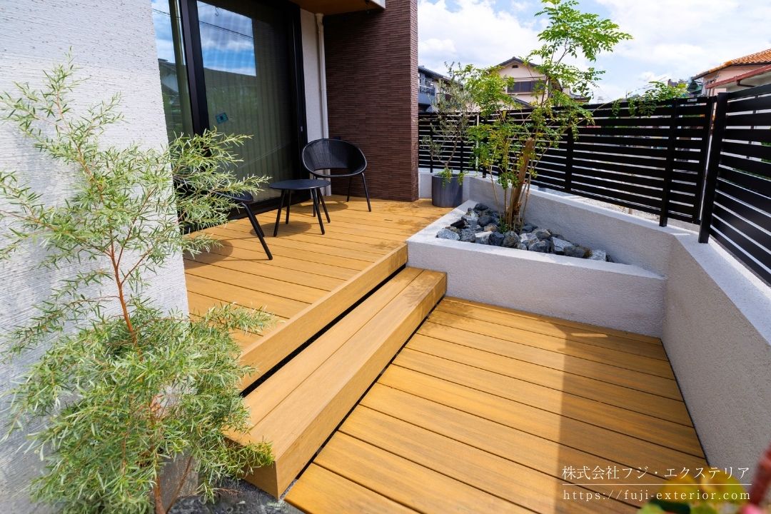 デッキテラスにもご主人様のこだわりがあります。床材は四国化成ファンデッキＨＧ、優しく自然な色合いのティンバーカラーオーク色を選択されました。
植栽スペースにはシマトネリコを植え、夜間はアッパーライトでライティングします。 
