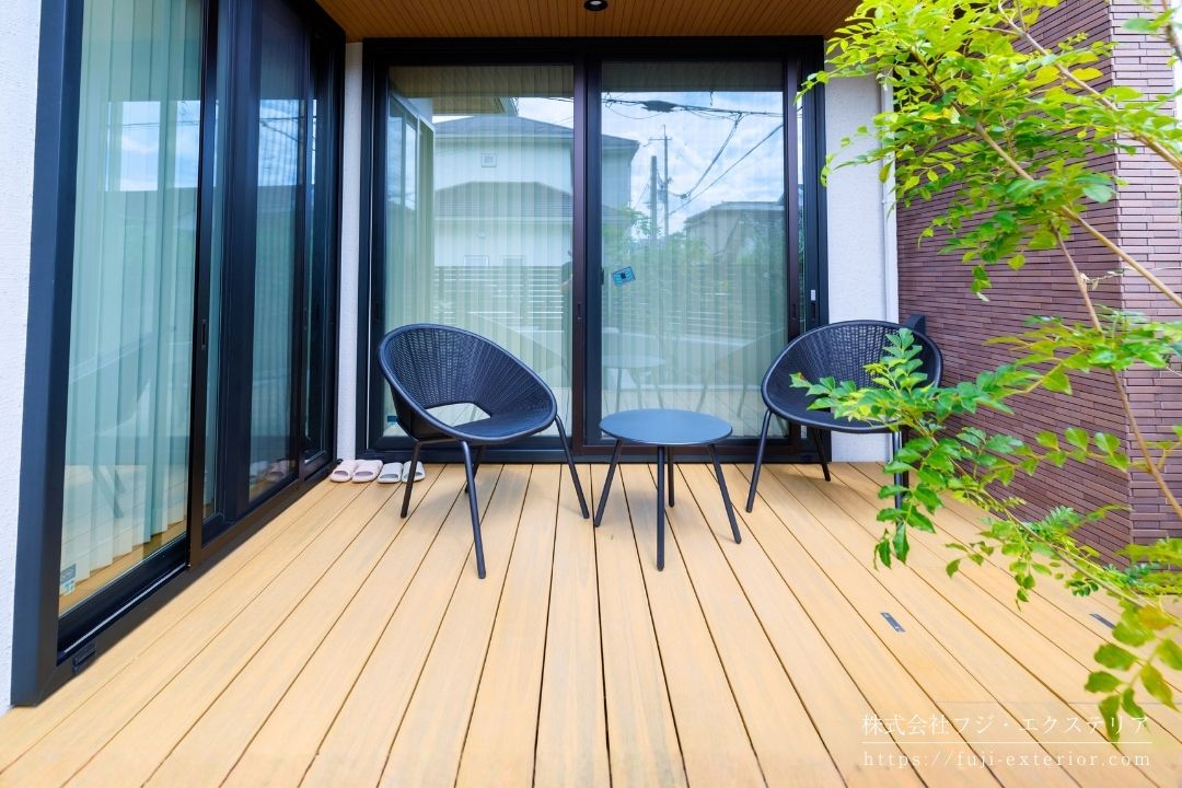 リビングの床と高さを合わせたデッキテラス。床材は四国化成ファンデッキＨＧ、優しく自然な色合いのティンバーカラーオーク色。リビングが広くなったように感じ、内と外の中間の空間を楽しめます。
