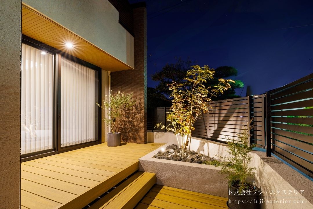 リビングから続くデッキテラスの夜の様子。あたたかい照明に照らされて、夜空を見ながらビールが飲めます。