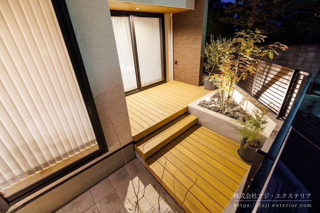 リビングから続くデッキテラスの夜の様子。あたたかい照明に照らされて、夜空を見ながらビールが飲めます。