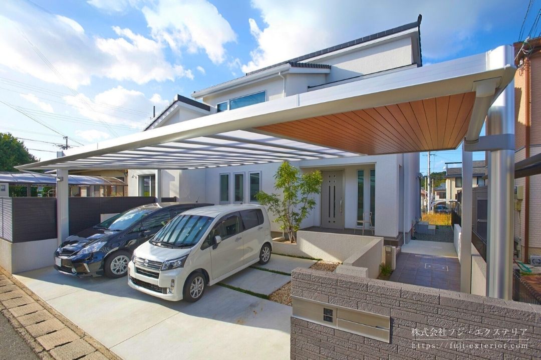 玄関アプローチと一体化したおしゃれなカーポート屋根 LIXILアーキフィールド 木目調天井