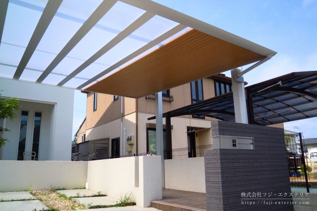 高級感のある軒天木目調パネル LIXILアーキフィールドの内天井仕上げとダウンライト