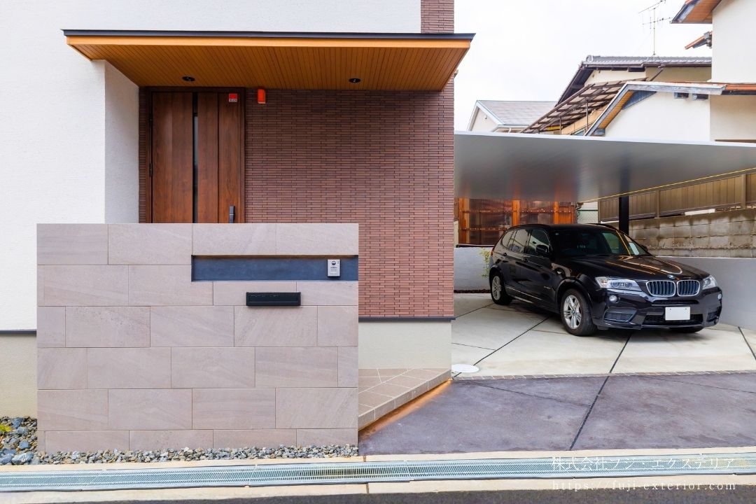 お家の顔となる門廻り。門柱サイズを大きめにし、玄関の出入り時に配慮しています。