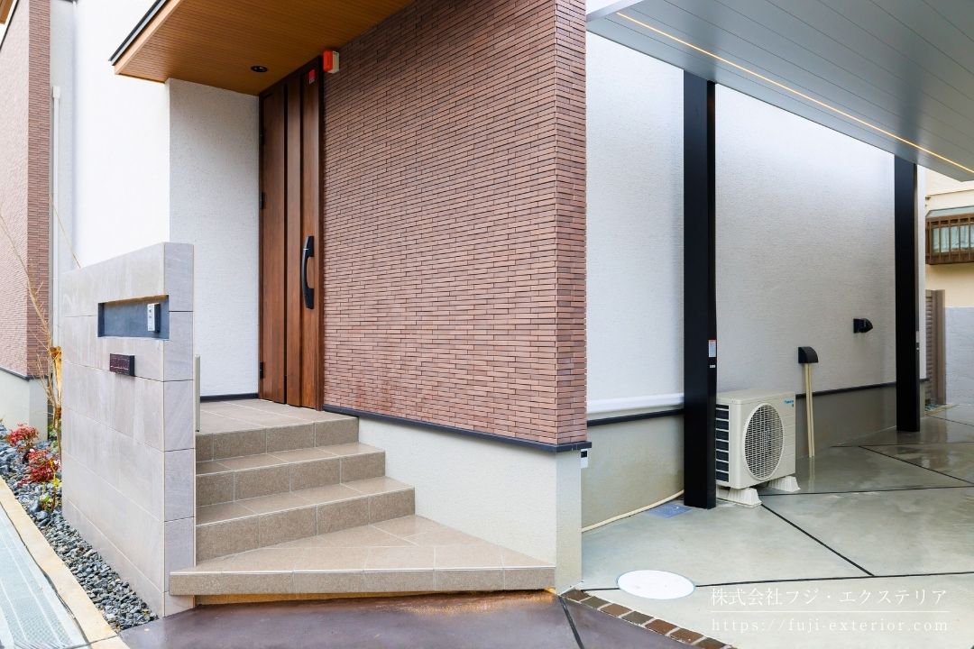 アプローチ階段は１段目だけ三角形にして通りやすく圧迫感がないアプローチに。三角形なのでタイルの水勾配には工夫しました。