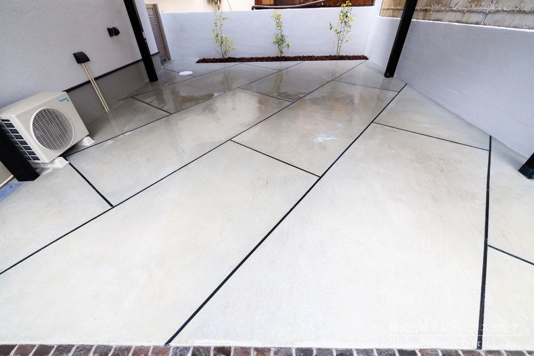 駐車スペースの床は、アプローチ階段の角度に合わせて斜めに伸縮目地を入れました。愛車が止まってなくてもおしゃれに魅せるガレージです。