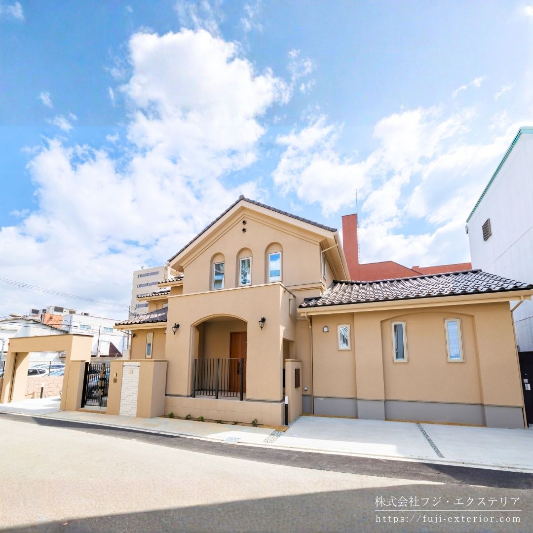 ヨーロッパの風情を感じる、趣きある落ち着いた邸宅。一部オープンガレージを備えたクローズ外構が完成しました。