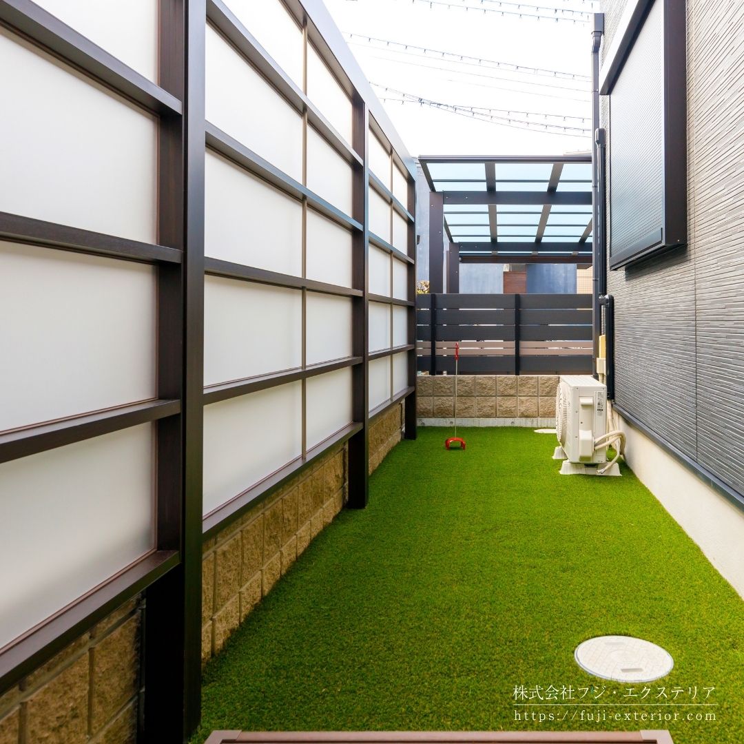 裏庭のリフォーム施工事例。人工芝 + 目隠しフェンスでプライベート空間に。