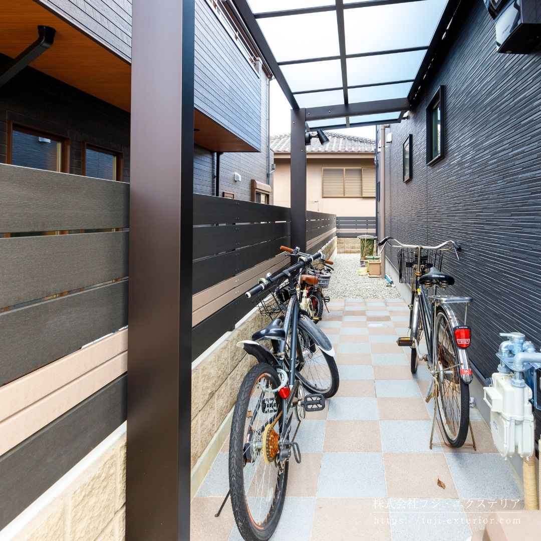 スロープ付き駐輪スペース。サイクルポート屋根は、 YKKap社のエフルージュグランミニ。 人感センサーライトも付けて夜間も安全です。