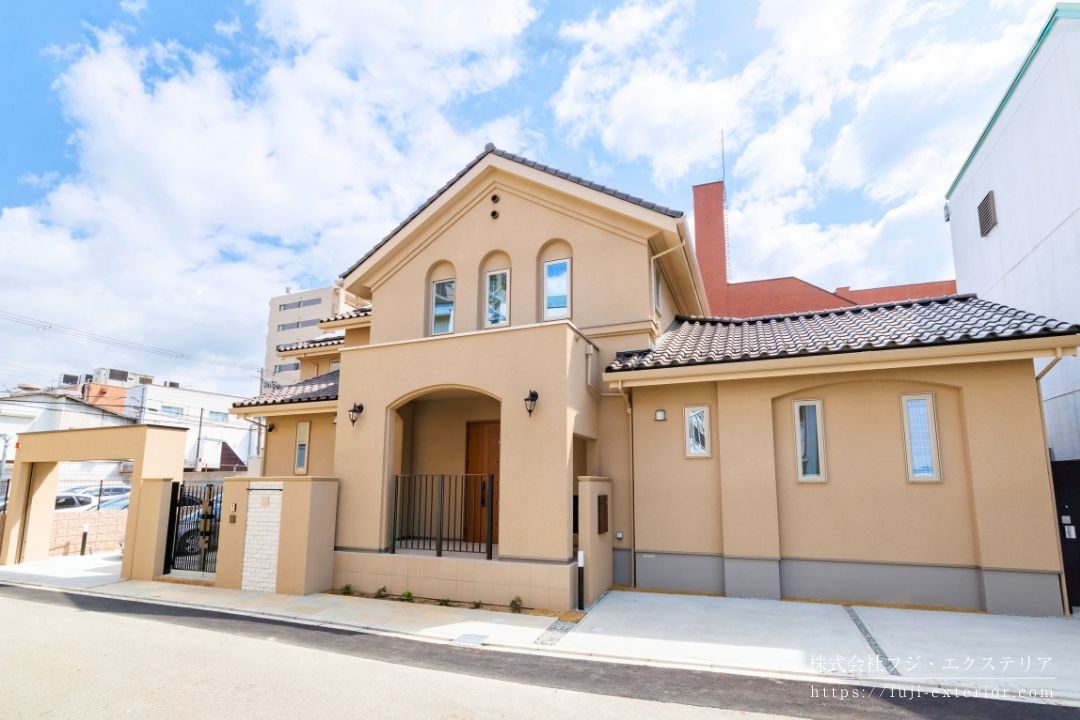 ヨーロッパの風情を感じる、趣きある落ち着いた邸宅。一部オープンガレージを備えたクローズ外構が完成しました。