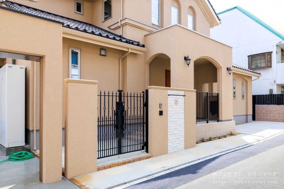 ヨーロッパの風情を感じる、趣きある落ち着いた邸宅。一部オープンガレージを備えたクローズ外構が完成しました。