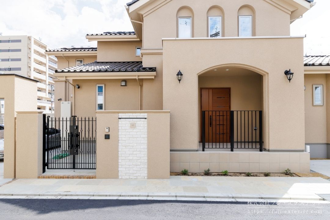 ヨーロッパの風情を感じる、趣きある落ち着いた邸宅。一部オープンガレージを備えたクローズ外構が完成しました。