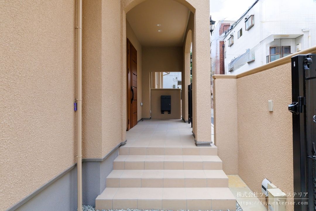 ヨーロッパ寺院の回廊（ポルティコ）を思わせる、静寂で明るいけれど閉ざされた空間。