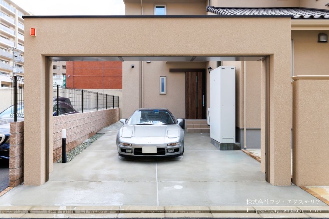 アルミのスラットシャッターの奥には、施主様の愛車のスポーツカー 初代 HONDA NSXが堂々と存在。