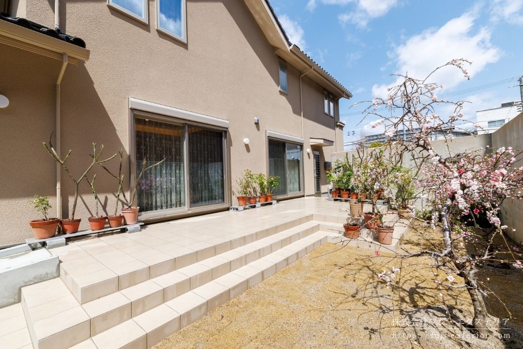 広いタイルテラスと芝生のお庭