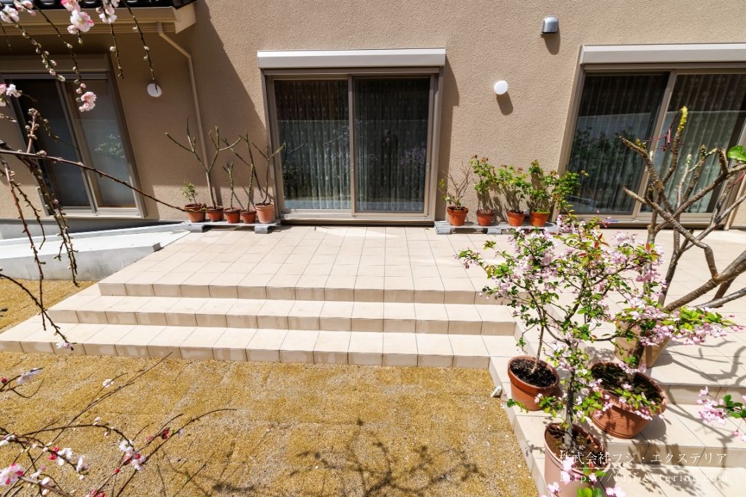 広いタイルテラスと芝生のお庭