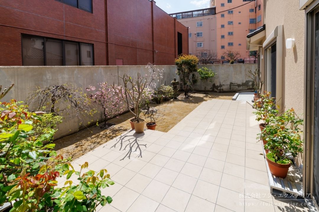 家の建て替え前から大切にしてきた庭木たちを、今の庭へと移植しました。無機質なR.C塀の前にはしだれ梅やキンモクセイ、ギンモクセイ、ハナカイドウが花を咲かせ、壁を彩り絵画の様に見せてくれています。