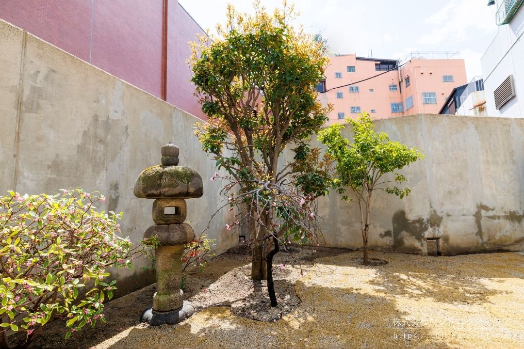 石燈篭のある和風の庭