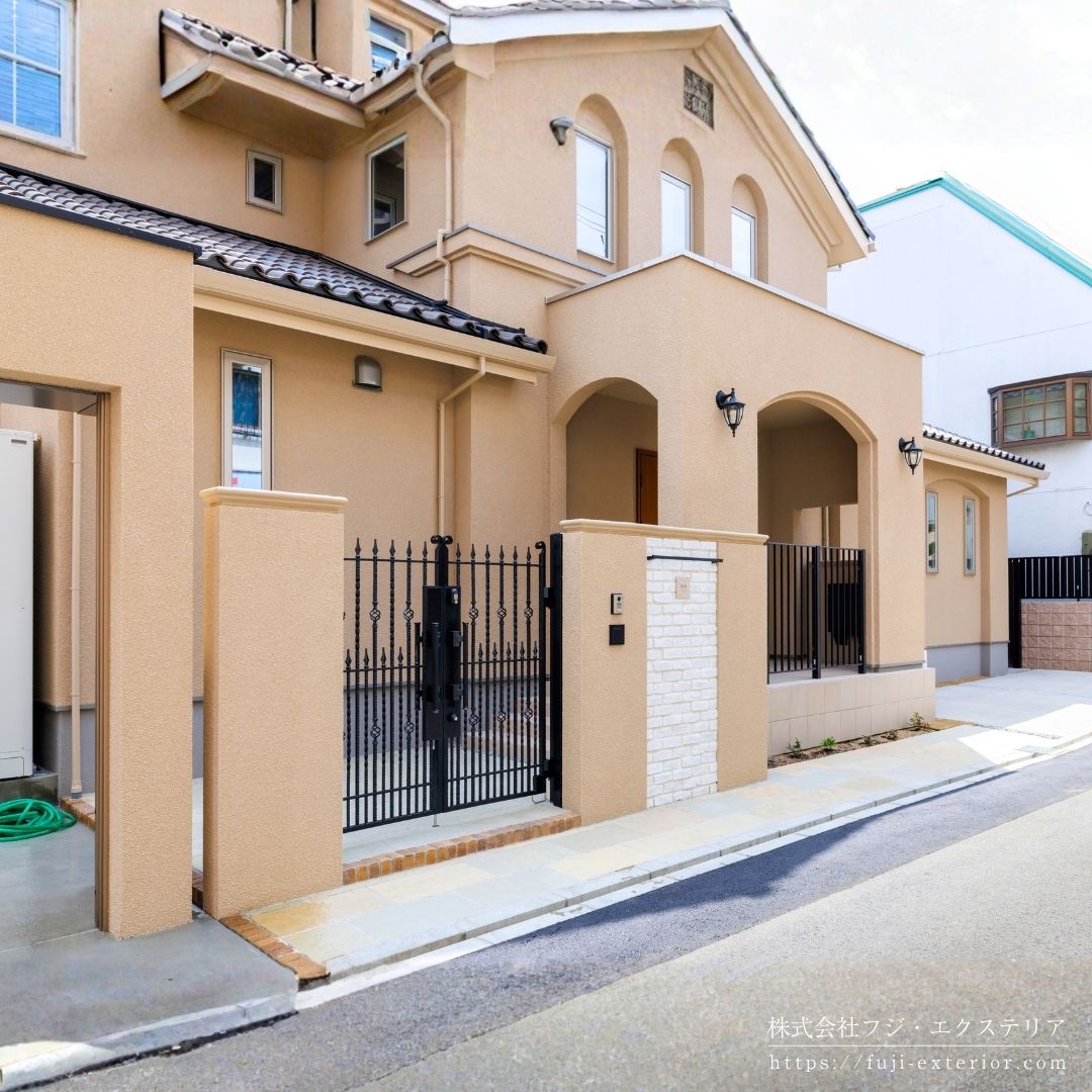 ヨーロッパの風情を感じる、趣きある落ち着いた邸宅。一部オープンガレージを備えたクローズ外構が完成しました。