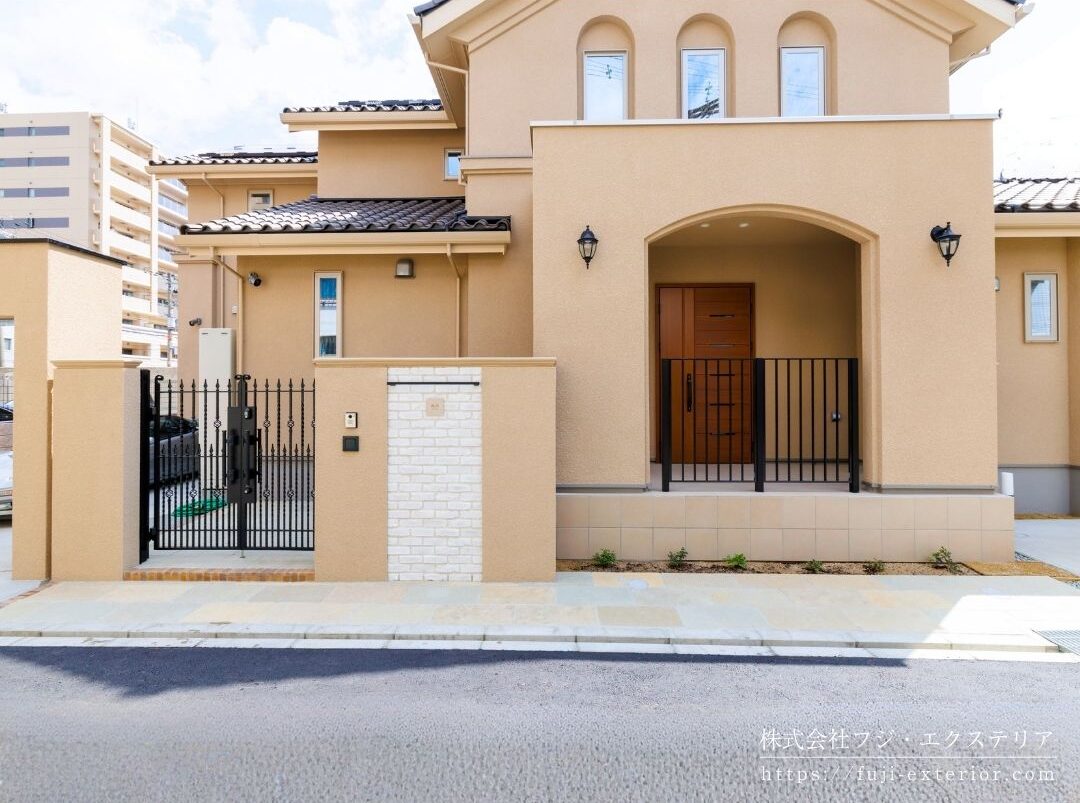 ヨーロッパの風情を感じる、趣きある落ち着いた邸宅。一部オープンガレージを備えたクローズ外構が完成しました。