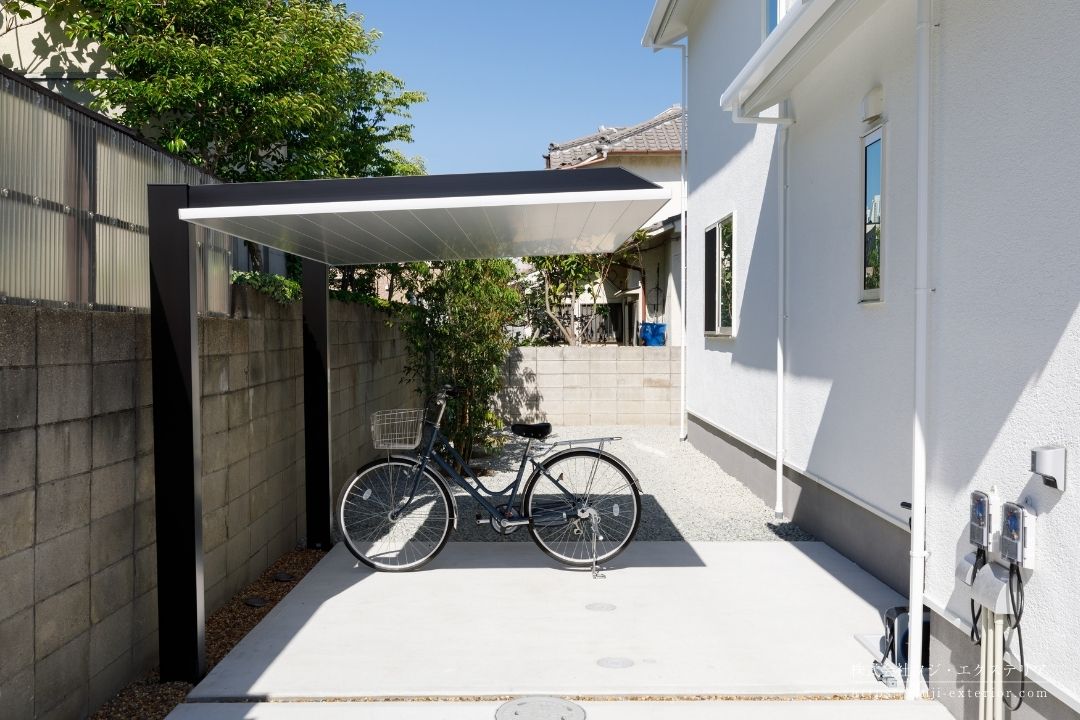 自転車置き場の屋根は LIXIL サイクルポート SCミニ。