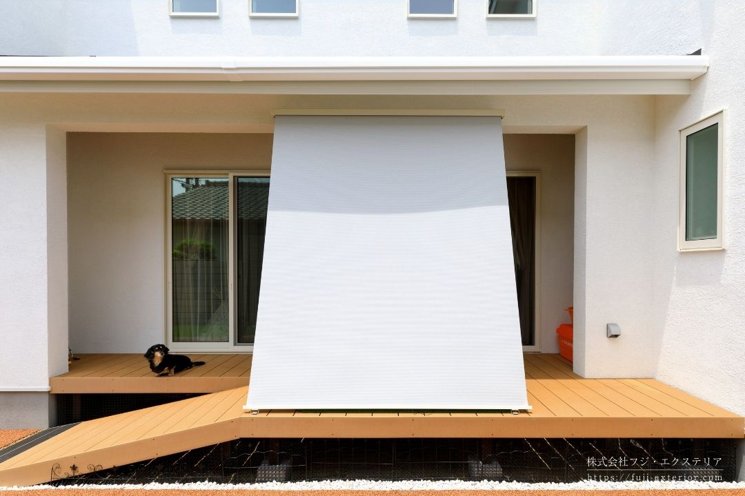 リビングからつながる人工木ウッドデッキ。庭との一体感あるガーデン空間