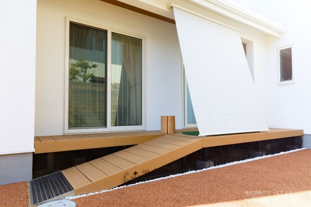 ペット用のスロープ付きステップで、庭とウッドデッキを行き来しやすいデザイン