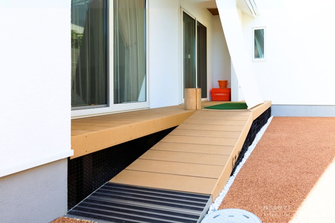 ペット用のスロープ付きステップで、庭とウッドデッキを行き来しやすいデザイン