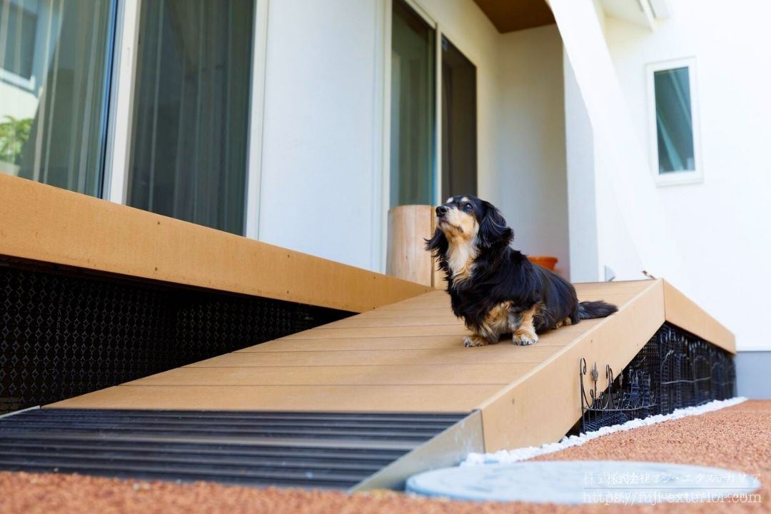 愛犬ダックスフンドでも歩きやすいでウッドデッキのスロープ。自分でお庭に出入りできます。