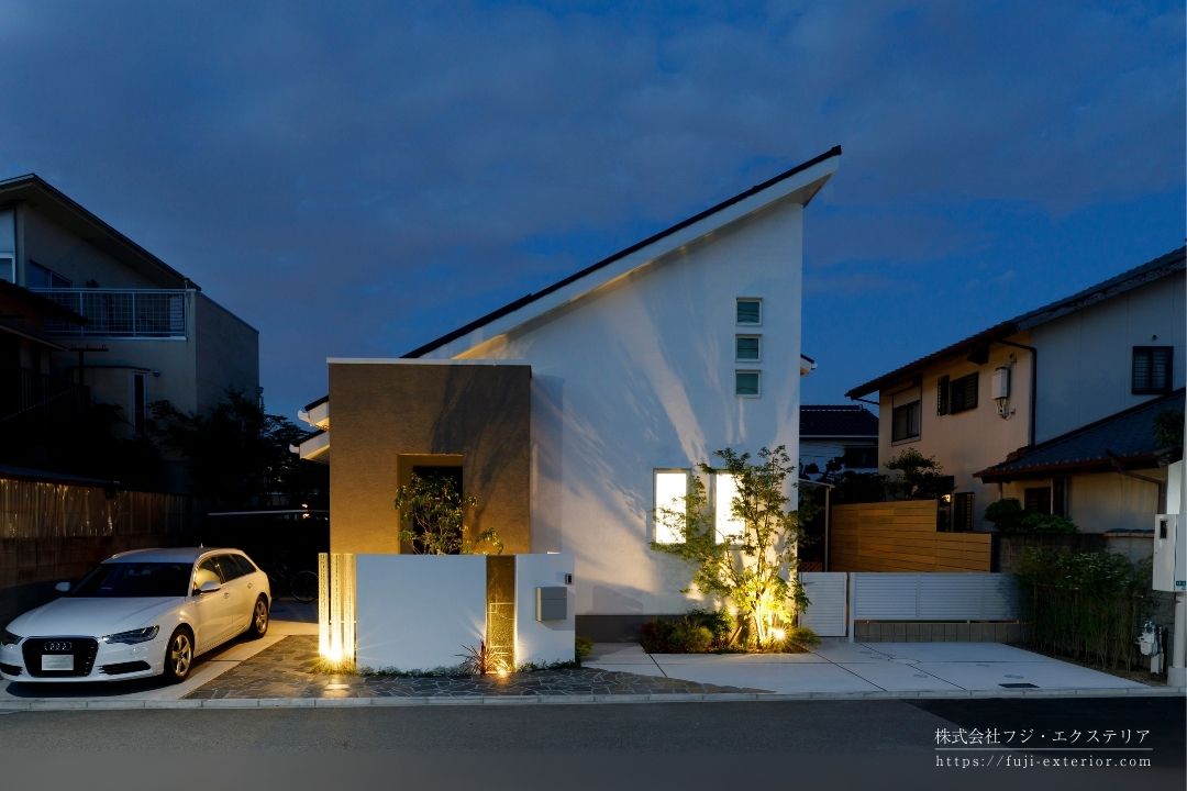 外構ライトに照らされた門柱と植栽。夜でも映える上質なナチュラルモダン外構