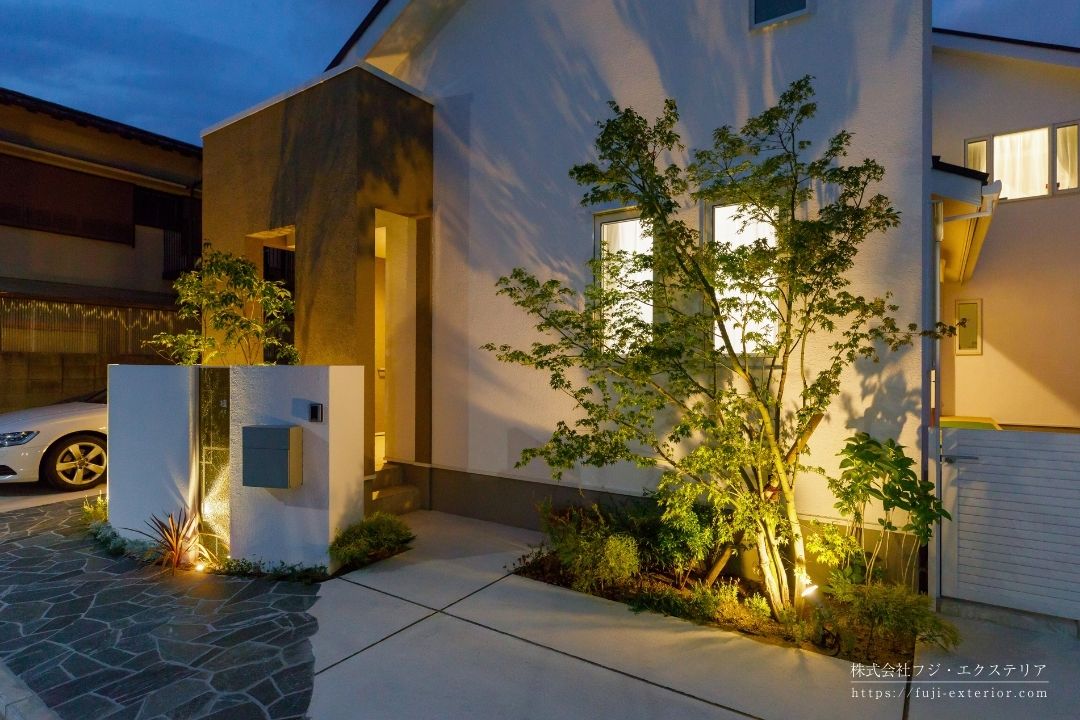 外構ライトに照らされた門柱と植栽。夜でも映える上質なナチュラルモダン外構