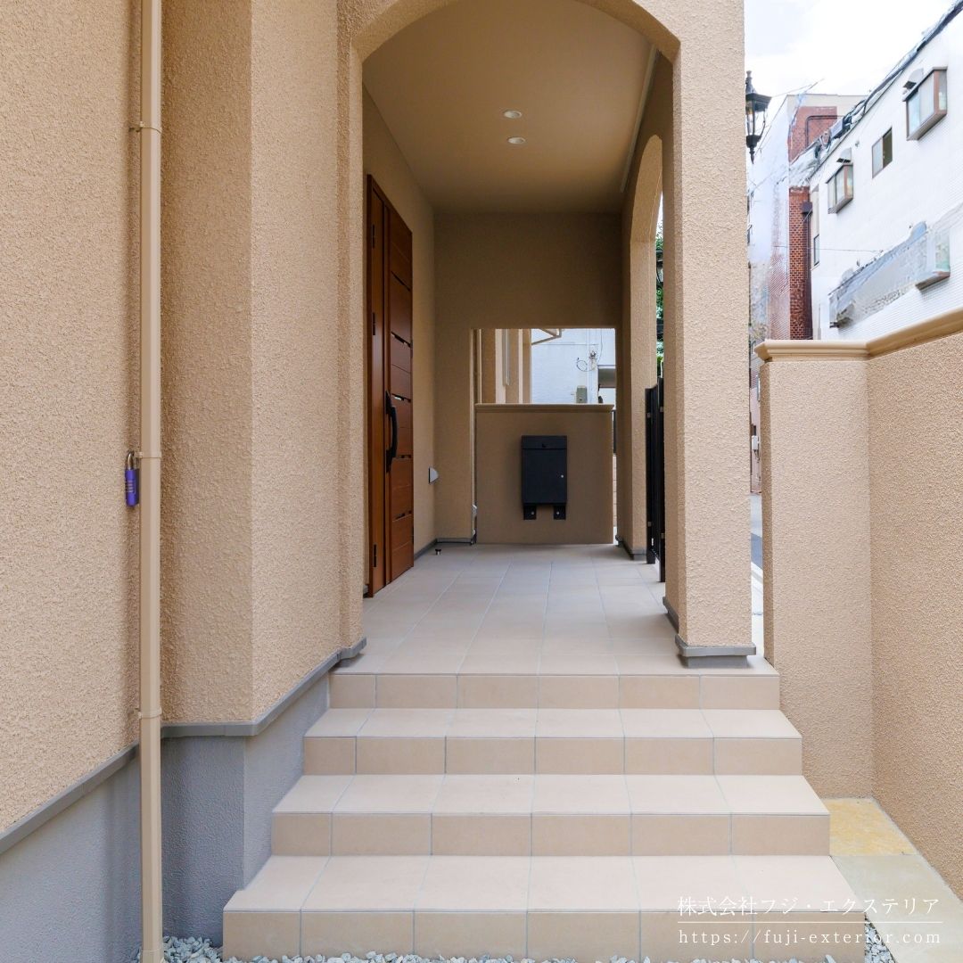 ヨーロッパ寺院の回廊(ポルティコ)を思わせる、静寂で明るいけれど閉ざされた空間。